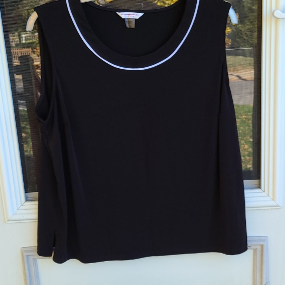 Black sleeveless dress shirt